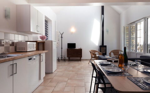 De Malau: Bord, Møbel, Bygning, Cabinetry, Køkken, Stol, Træ, Countertop, Vindue, Hus