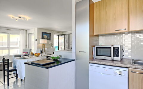 Mariza: Cabinetry, Countertop, Køkken Apparat, Komfur, Køkken, Husholdningsapparat, Indretning, Træ, Bygning, Komfur
