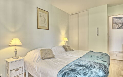 Mariza: Møbel, Ejendom, Komfort, Træ, Textile, Lampe, Indretning, Belysning, Bed Frame, Seng