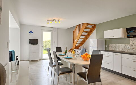 Les Volets Bleus: Møbel, Ejendom, Bord, Cabinetry, Stol, Træ, Orange, Indretning, Etage, Gulvbelægning