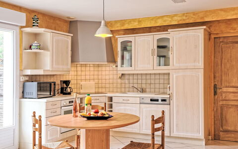 La Farniente: Cabinetry, Møbel, Ejendom, Countertop, Træ, Indretning, Komfur, Køkken, Bord, Stol