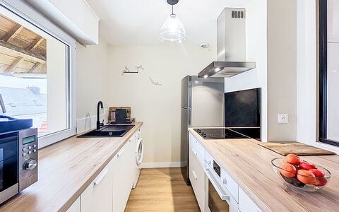Belle Vue Mer et Groix: Countertop, Køkken, Indretning, Køkken Apparat, Møbel, Gulvbelægning, Større Bandage, Cabinetry, Træ, Loft