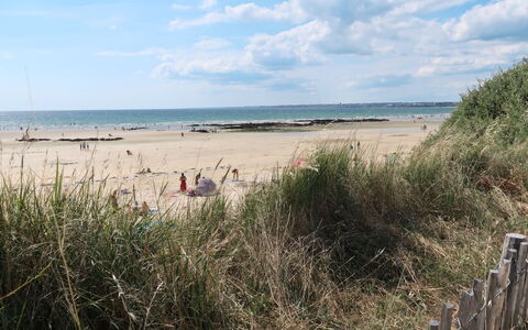 Belle Vue Mer et Groix: Bord, Ejendom, Cabinetry, Bygning, Tallerkner, Træ, Countertop, Indretning, Bordservice, Køkken Apparat