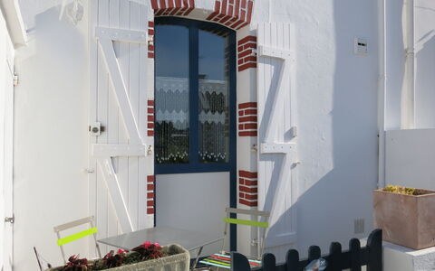 Ty Tan-Nie: Ejendom, Bygning, Dør, Træ, Hus, Vindue, Facade, Flag, Loft, Home Dør