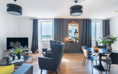 Raffinement, Confort et Vue Mer: Plante, Vand, Ejendom, Møbel, Bygning, Bord, Vindue, Azure, Stol, Indretning