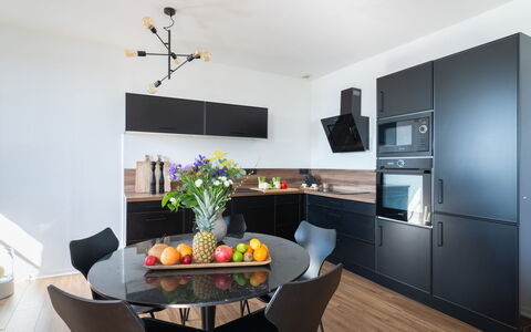 Raffinement, Confort et Vue Mer: Plante, Vand, Ejendom, Møbel, Bygning, Bord, Vindue, Azure, Stol, Indretning