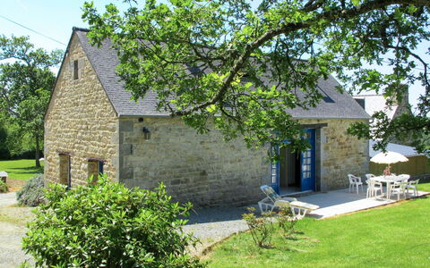 Gîte des Perdrix: Plante, Bygning, Himmel, Vindue, Træ, Land Lot, Hus, Sommerhus, Landskab, Busk