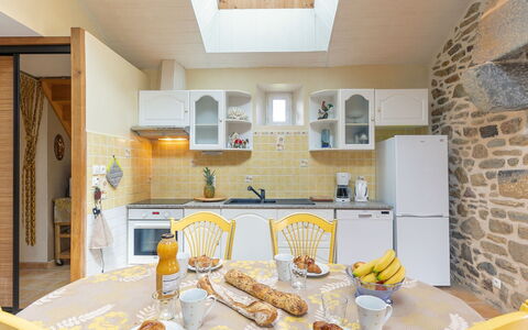 Les Bambous: Mad, Countertop, Cabinetry, Ejendom, Møbel, Bord, Bordservice, Køkken, Belysning, Indretning