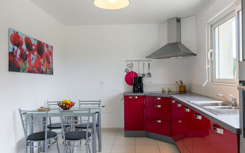 Va Zi Bihan: Cabinetry, Møbel, Ejendom, Håndvask, Bord, Countertop, Tap, Indretning, Stol, Belysning