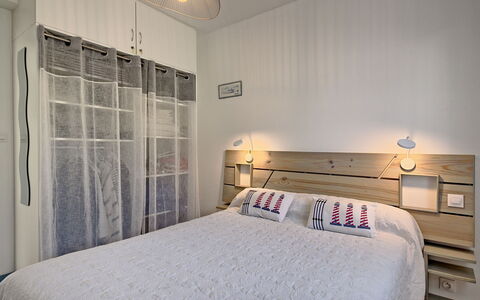 Melflo: Møbel, Bygning, Komfort, Bed Frame, Træ, Belysning, Indretning, Cabinetry, Lampe, Seng