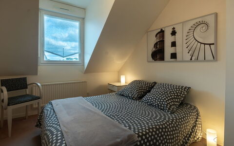 Marjolaine: Møbel, Komfort, Lys, Træ, Textile, Vindue, Bygning, Skygge, Bed Frame, Indretning