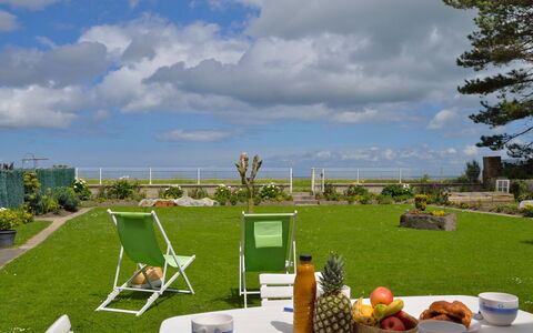 Au Coeur de la Baie: Sky, Himmel, Plante, Bordservice, Bord, Bygning, Udendørs Møbler, Stol, Mad, Land Lot