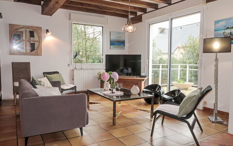 Etoile de Mer: Møbel, Ejendom, Træ, Couch, Indretning, Etage, Skygge, Gulvbelægning, Stue, Hårdttræ