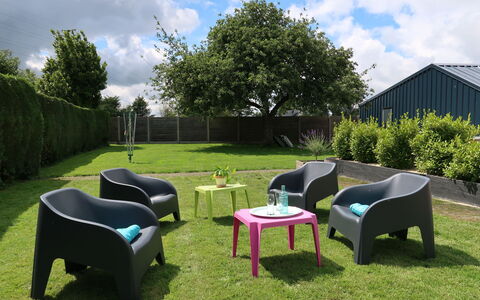 Ty Manolo: Sky, Himmel, Couch, Plante, Møbel, Grøn, Træ, Botanik, Skygge, Udendørs Møbler