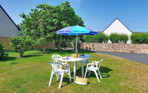Ty Maï Pi: Møbel, Udendørs Møbler, Stol, Have, Udendørs Bord, Lawn, Paraply, Skygge, Backyard, Gård