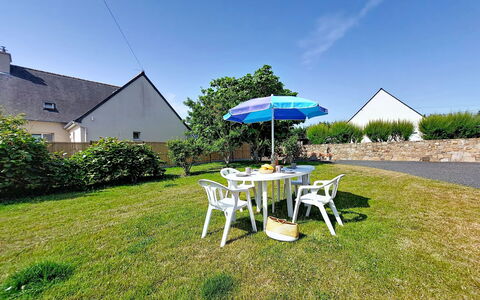 Ty Maï Pi: Lawn, Sommerhus, Have, Gård, Landscaping, Stuehus, Skygge, Backyard, Estate, Indkørsel