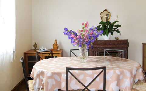 Ty Maï Pi: Dug, Værelse, Bord, Purple, Møbel, Ejendom, Indretning, Blomst, Textile, Sengetøj