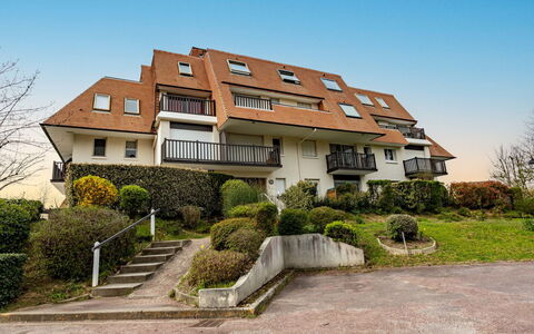 Bel Cabourg: Plante, Møbel, Bygning, Ejendom, Bord, Stol, Skygge, Vindue, Indretning, Belysning