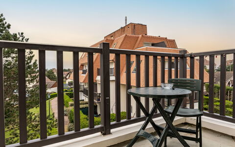 Bel Cabourg: Plante, Møbel, Bygning, Ejendom, Bord, Stol, Skygge, Vindue, Indretning, Belysning