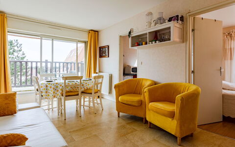 Bel Cabourg: Plante, Møbel, Bygning, Ejendom, Bord, Stol, Skygge, Vindue, Indretning, Belysning