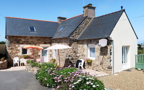 Chez Yvonne: Plante, Himmel, Ejendom, Vindue, Blomst, Bygning, Hus, Land Lot, Sommerhus, Busk