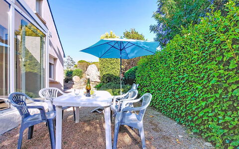 Kerguntuil: Blå, Busk, Skygge, Have, Landscaping, Udendørs Møbler, Gård, Eco Hotel