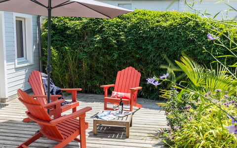 Gîte au Jardin: Plante, Møbel, Ejendom, Natur, Botanik, Udendørs Møbler, Stol, Græs, Skygge, Vindue