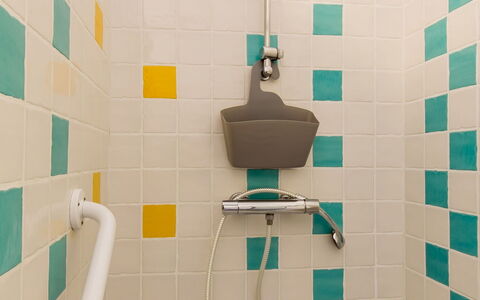 Gîte au Jardin: Ejendom, Sanitærarmatur, Produkt, Azure, Purple, Bygning, Textile, Rektangel, Indretning, Badeværelse