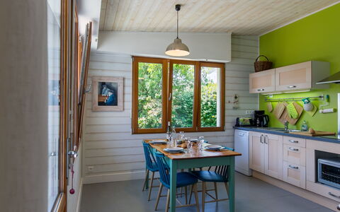 Gîte au Jardin: Cabinetry, Ejendom, Møbel, Countertop, Bord, Vindue, Træ, Indretning, Gulvbelægning, Køkken