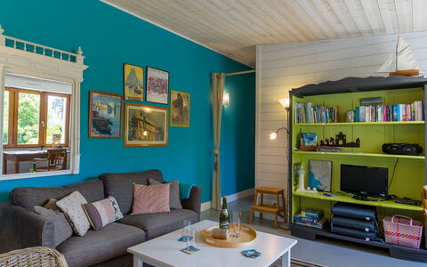Gîte au Jardin: Møbel, Couch, Bord, Azure, Billedramme, Stue, Hylde, Etage, Studio Couch, Væg