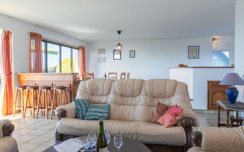 Les Romarins: Møbel, Træ, Indretning, Etage, Gulvbelægning, Couch, Loft, Bord, Værelse, Stue
