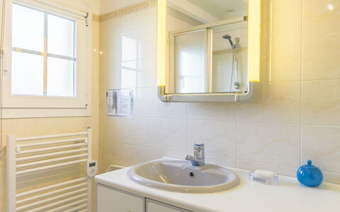 Tal Ar Mor: Spejl, Tap, Håndvask, Badeværelsesskab, Cabinetry, Ejendom, Sanitærarmatur, Møbel, Bygning, Countertop