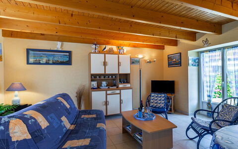 Ty Channed: Ejendom, Møbel, Indretning, Etage, Fritid, Stue, Ejendom, Plante, Vindue, Loft