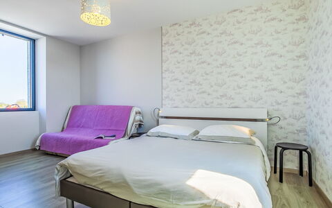 Ty Angèle: Møbel, Seng, Indretning, Soveværelse, Etage, Gulvbelægning, Væg, Sengetøj, Sengetøj, Loft