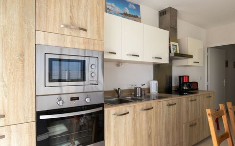 Tal Ar Mor: Møbel, Cabinetry, Indretning, Gulvbelægning, Træ, Etage, Countertop, Køkken, Værelse, Større Bandage