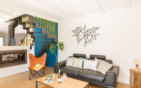 Breizh Riviera: Bord, Møbel, Couch, Komfort, Træ, Stue, Studio Couch, Plante, Indretning, Arkitektur