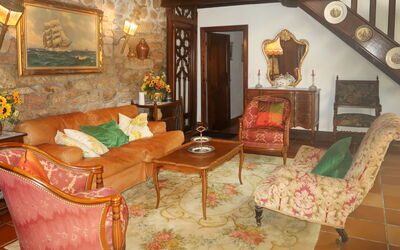 Le Manoir 605.2: Billedramme, Møbel, Couch, Bord, Bygning, Stol, Belysning, Stue, Indretning, Træ