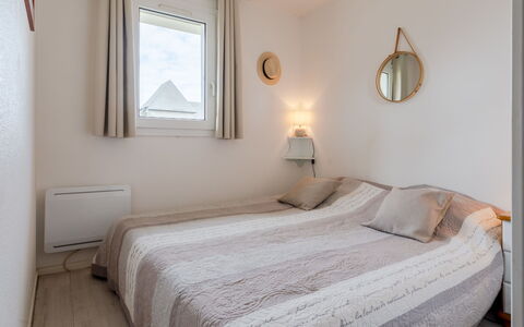 Cabourg 180: Seng, Soveværelse, Indretning, Væg, Træ, Etage, Loft, Sengetøj, Sengetøj, Møbel