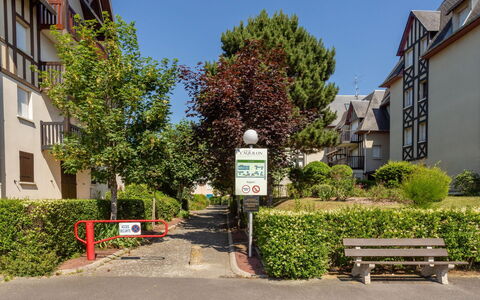 Cabourg 180: Plante, Himmel, Bygning, Daytime, Vindue, Blad, Vejbelægning, Urban Design, Udendørs Bench, Græs
