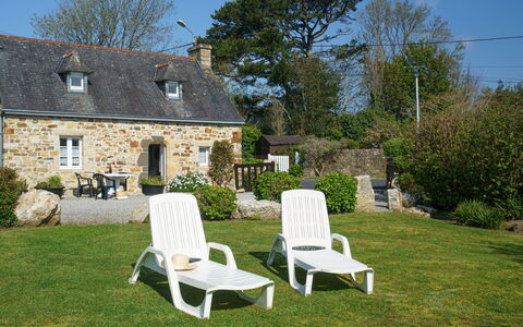 Chez Jeanne: Himmel, Plante, Møbel, Vindue, Bygning, Natur, Træ, Stol, Udendørs Møbler, Land Lot
