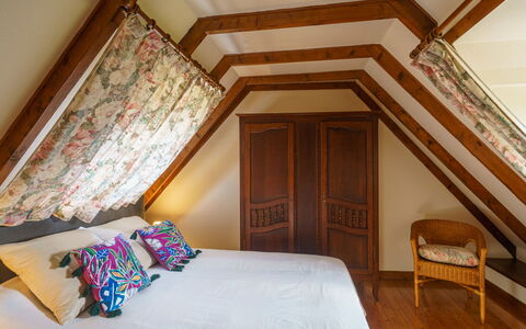 Chez Jeanne: Møbel, Ejendom, Bygning, Vindue, Komfort, Træ, Textile, Indretning, Etage, Seng