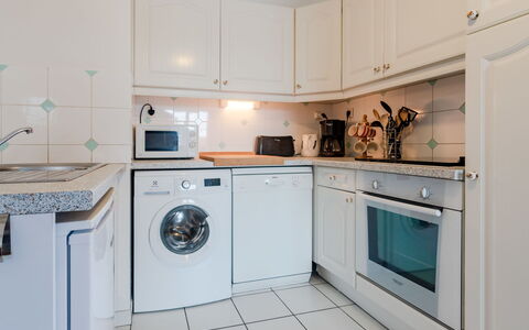 Le Manoir: Cabinetry, Countertop, Ejendom, Køkkenvask, Køkken Apparat, Komfur, Køkken, Sanitærarmatur, Husholdningsapparat, Indretning