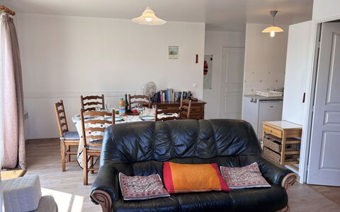 Le Manoir: Møbel, Indretning, Gulvbelægning, Etage, Couch, Træ, Værelse, Loft, Stue, Belysning