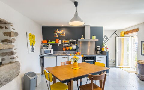 Tregunc 634: Bord, Møbel, Træ, Køkken, Billedramme, Orange, Countertop, Indretning, Stol, Reoler