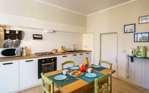 Ty Martelod: Cabinetry, Countertop, Træ, Køkken, Gulvbelægning, Indretning, Køkken Apparat, Etage, Husholdningsapparat, Komfur