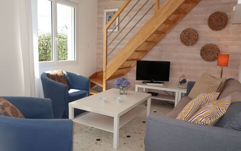 Plozévet 603: Couch, Ejendom, Komfort, Stue, Træ, Bord, Indretning, Vindue, Belysning, Etage