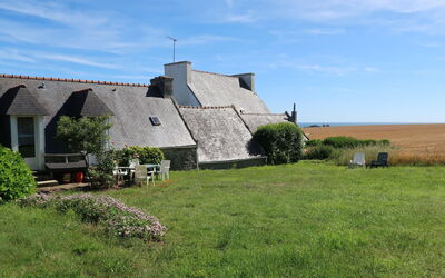 Plozévet 605: Ejendom, Sommerhus, Hus, Land Lot, Græs, Landdistrikt, Farm, Himmel, Stuehus, Græs-