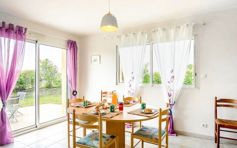 Ker Laouen: Møbel, Ejendom, Vindue, Bord, Plante, Stol, Gardin, Træ, Indretning, Dekoration