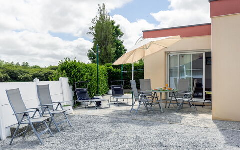 Ty Fañch: Himmel, Sky, Plante, Møbel, Skygge, Land Lot, Vindue, Stol, Udendørs Møbler, Sommerhus