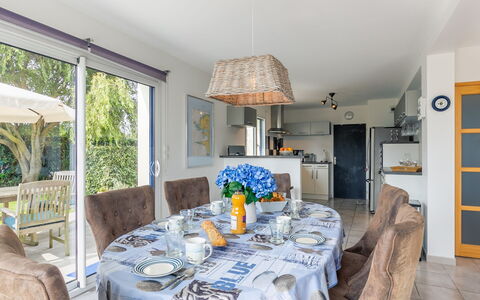 Ker Simor Ty Mer: Bord, Ejendom, Møbel, Couch, Dug, Indretning, Stol, Træ, Dekoration, Vindue
